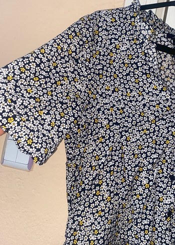 Sarı Çiçek Desenli V Yaka Düğmeli Bluz - Görsel 4