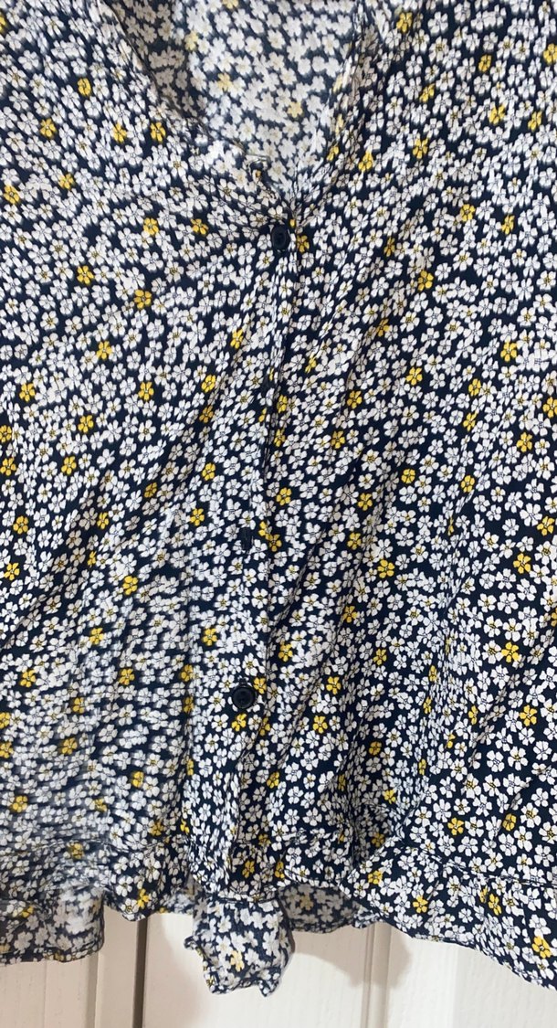 Sarı Çiçek Desenli V Yaka Düğmeli Bluz - Görsel 5