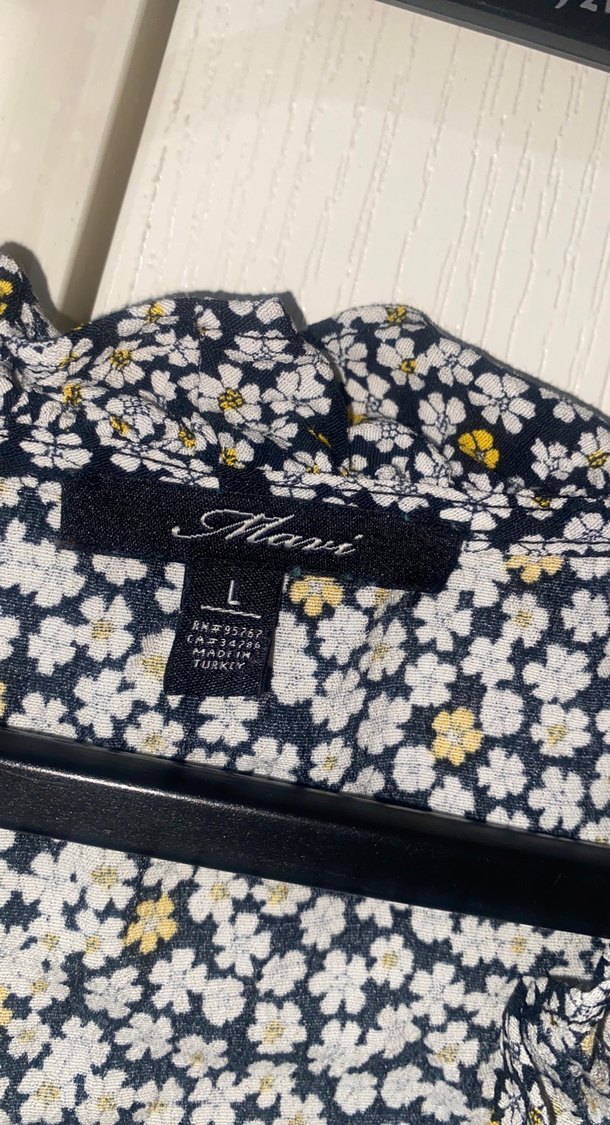 Sarı Çiçek Desenli V Yaka Düğmeli Bluz - Görsel 3