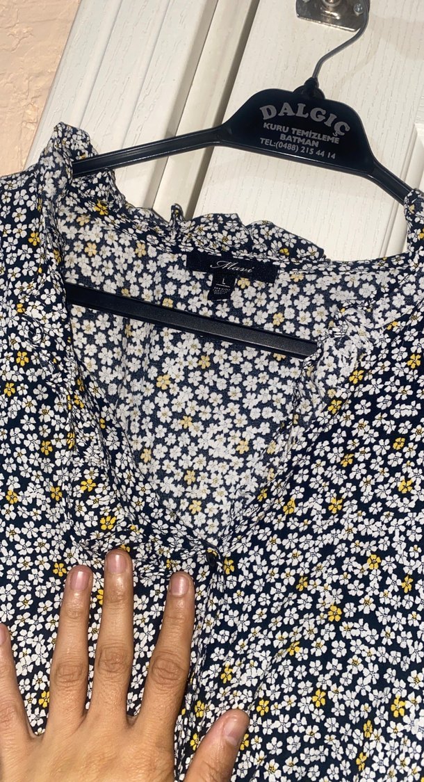 Sarı Çiçek Desenli V Yaka Düğmeli Bluz - Görsel 2