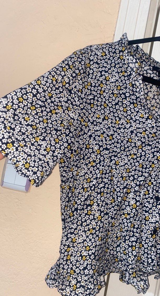 Sarı Çiçek Desenli V Yaka Düğmeli Bluz - Görsel 4