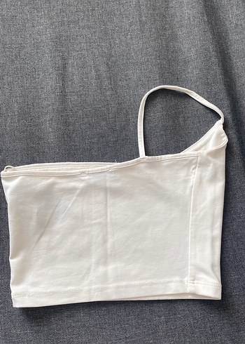 Bershka Beyaz Tek Kol Crop Top - Görsel 2