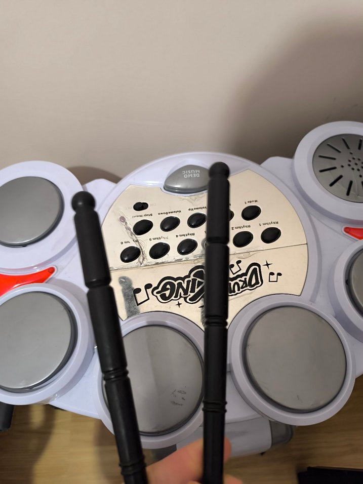 Gri ve Beyaz müzik aleti - Görsel 3