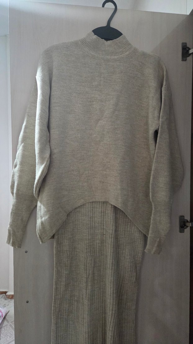 Gri V Yaka Kolsuz Triko Uzun Elbise - Görsel 2