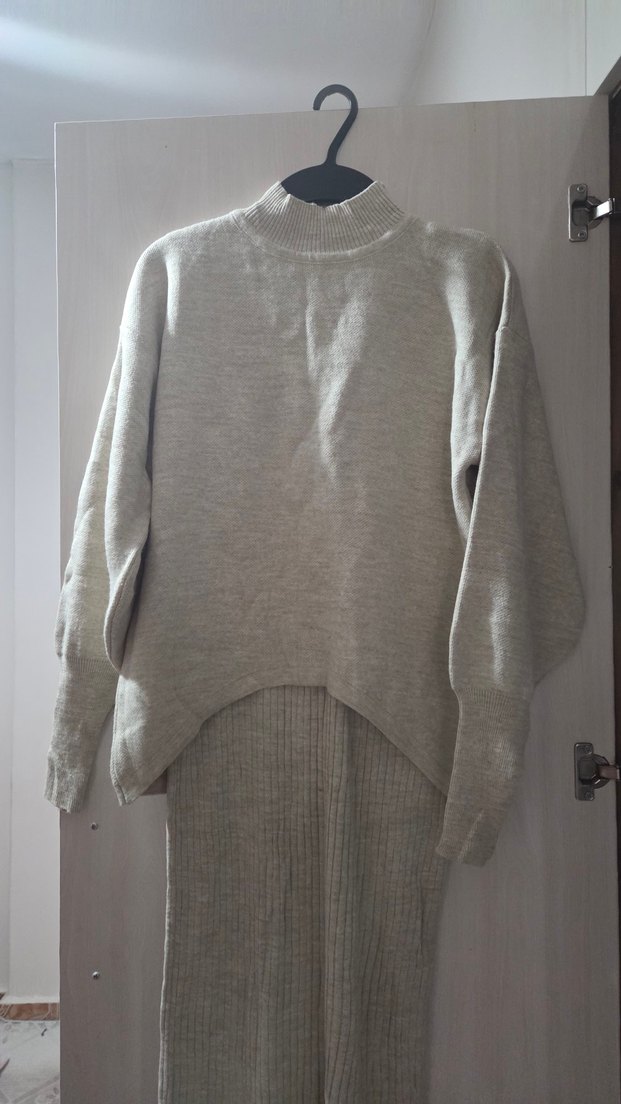 Gri V Yaka Kolsuz Triko Uzun Elbise - Görsel 4