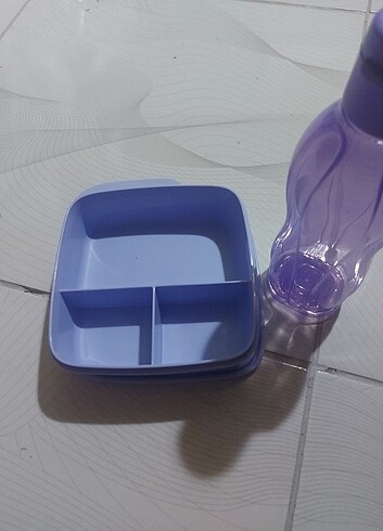 Tupperware Bölmeli beslenme kutusu ve 500 ml şişe 