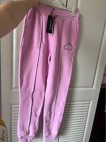 Pembe eşofman