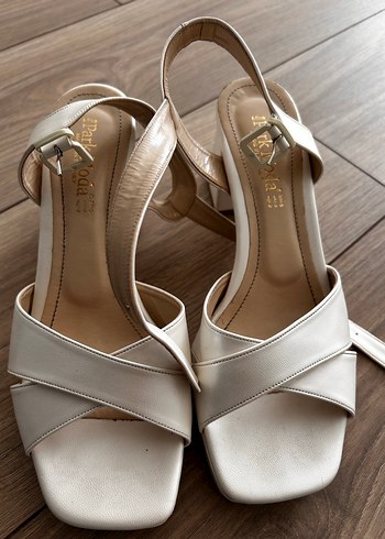 Beyaz Tokalı Kadın Topuklu Sandalet 
Bir kere kullanıldı - Görsel 3