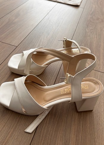 Beyaz Tokalı Kadın Topuklu Sandalet 
Bir kere kullanıldı - Görsel 2