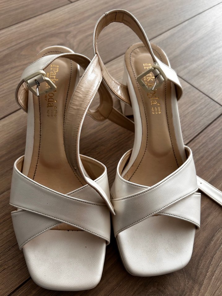 Beyaz Tokalı Kadın Topuklu Sandalet 
Bir kere kullanıldı - Görsel 3