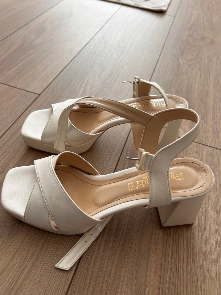 Beyaz Tokalı Kadın Topuklu Sandalet 
Bir kere kullanıldı - Görsel 2