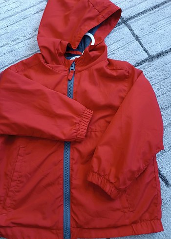 Kapüşonlu Erkek Çocuk Kırmızı Yağmurluk - Görsel 2