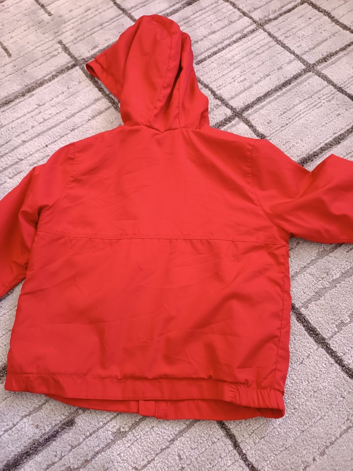 Kapüşonlu Erkek Çocuk Kırmızı Yağmurluk - Görsel 3