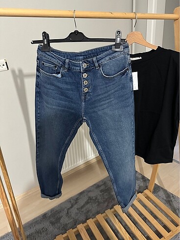 Düğme detaylı jean