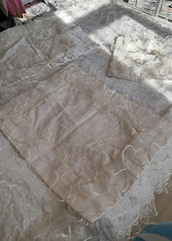 İşlemeli Beyaz Yatak Örtüsü - Görsel 3