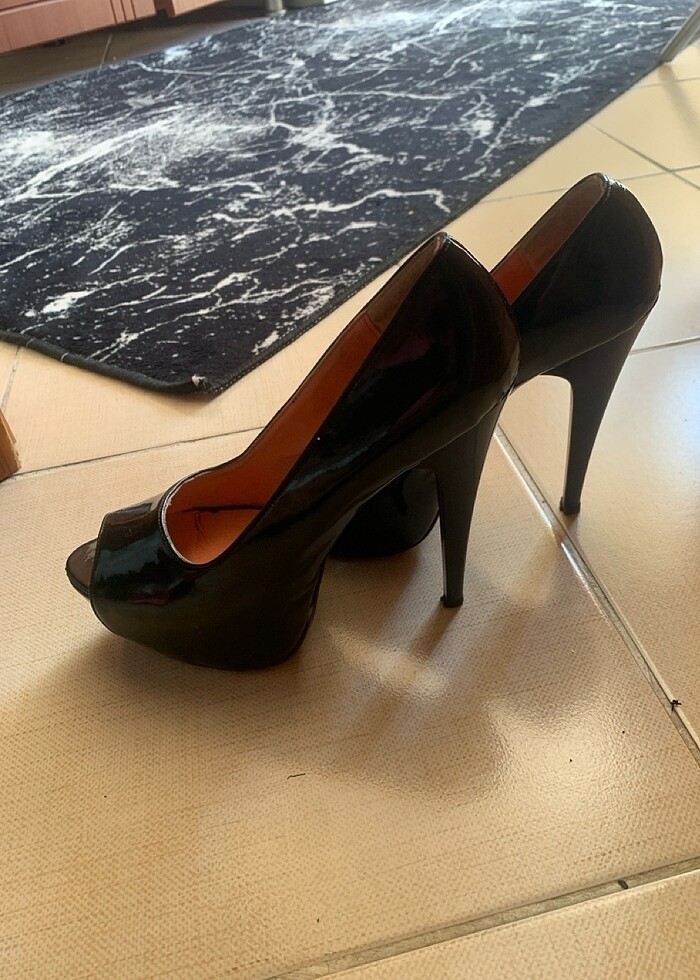 Rugan topuklu ayakkabı - Görsel 3