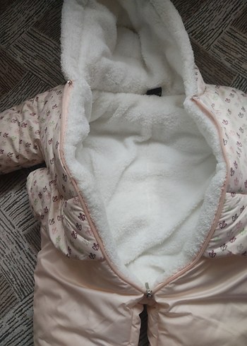 eldivenli Kız Bebek Beyaz Kapüşonlu Tulum - Görsel 2