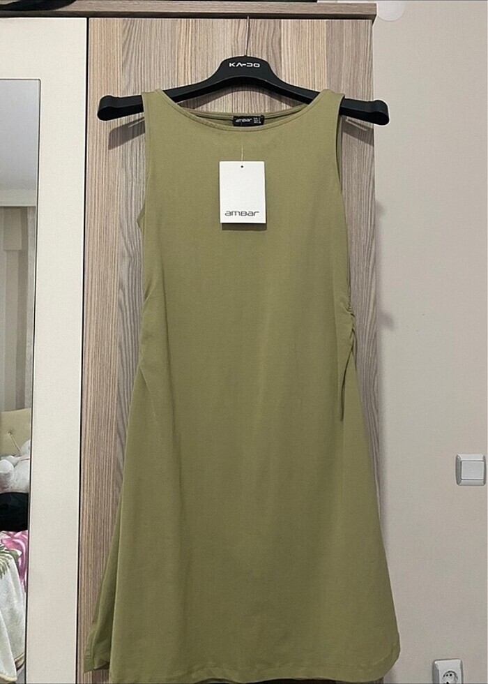 Ambar büzgülü yeşil elbise - Görsel 3