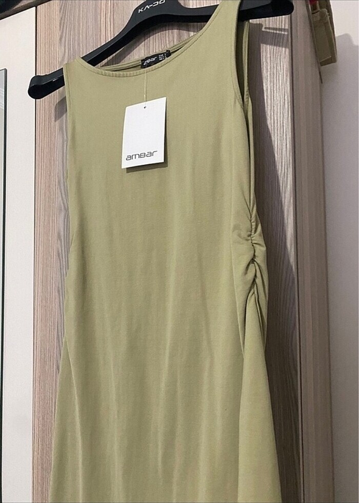 Ambar büzgülü yeşil elbise - Görsel 4