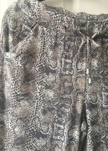 Gri Yılan Desenli Kadın Kemerli Pantolon - Görsel 2