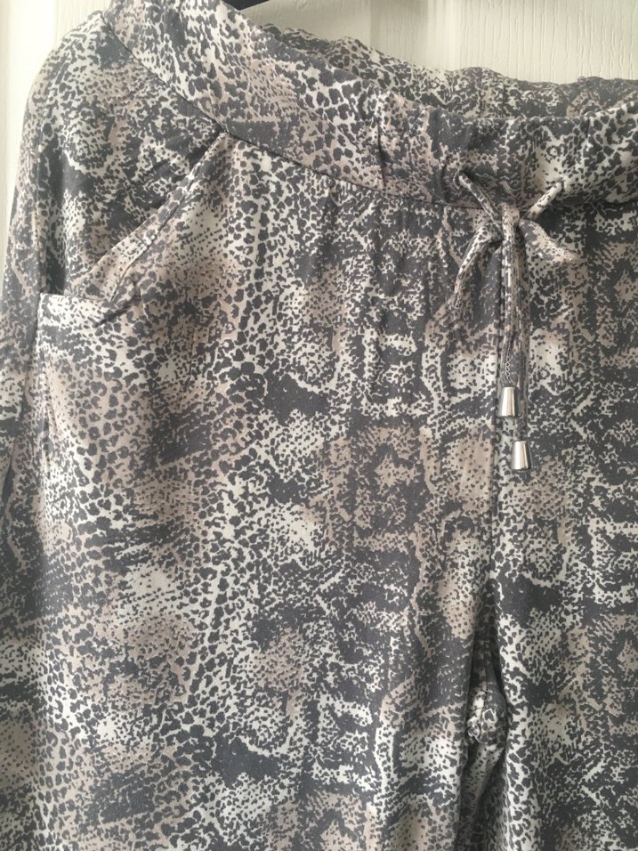 Gri Yılan Desenli Kadın Kemerli Pantolon - Görsel 2