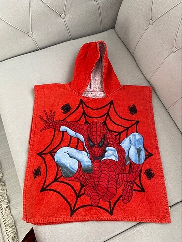 Pelerin görünümlü kapşonlu spiderman li bornoz