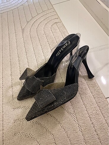 Siyah taşlı fiyonklu topuklu stiletto