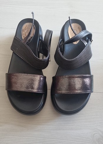 Kahverengi Dolgu Topuklu Kadın Sandalet