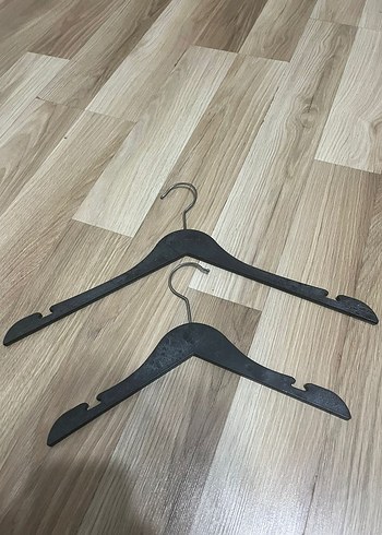 Mavi 10 adet siyah ahşap askı ürün resimde görüldüğü gibidir. fazla