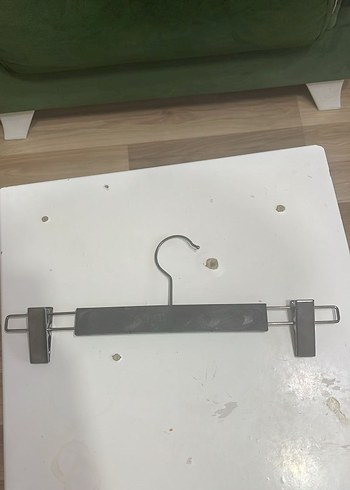  Beden 10 adet siyah ahşap askı ürün resimde görüldüğü gibidir. fazla