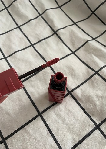  Beden kırmızı Renk Maybelline New York Super Stay Vinyl Ink ruj 10 Lippy