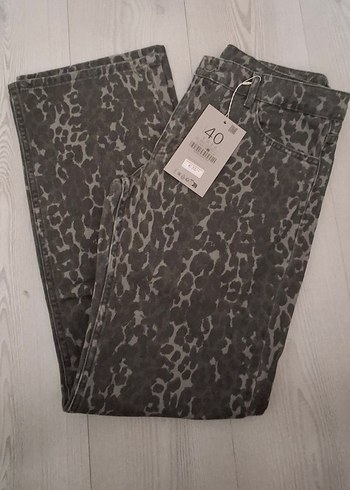 Stradivarius Düz kesim leopar pantolon - Görsel 3