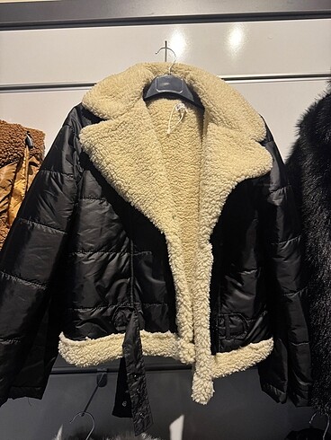 İçi peluş mont.