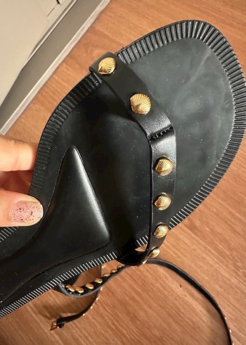 Zara Siyah Tokalı İnce Topuklu Kadın Sandalet
