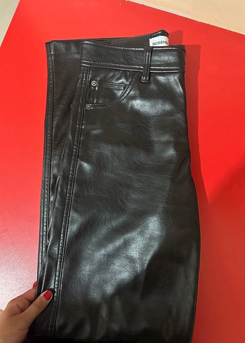 Kadın Siyah Deri Kemerli Pantolon - Görsel 3
