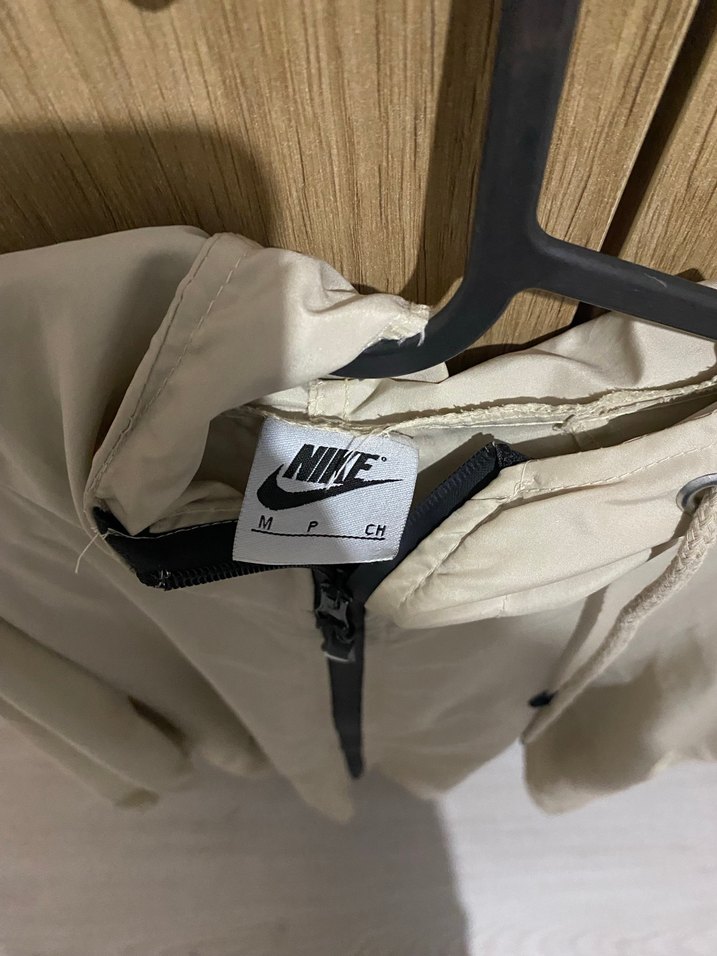 Bej Kapüşonlu Yağmurluk - Görsel 3