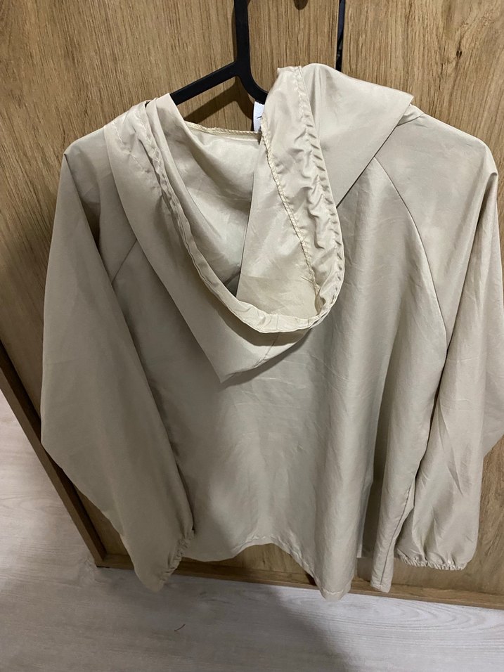 Bej Kapüşonlu Yağmurluk - Görsel 2