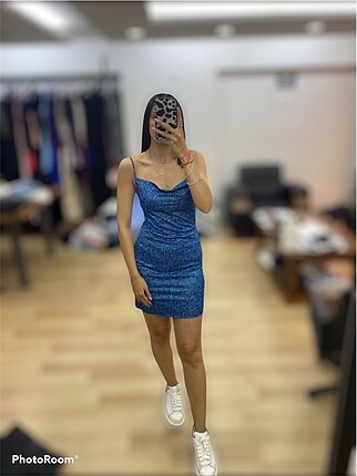 Yeni etiketli hiç kullanılmamış mavi elbise