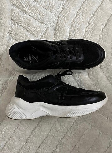 kinetix sneaker