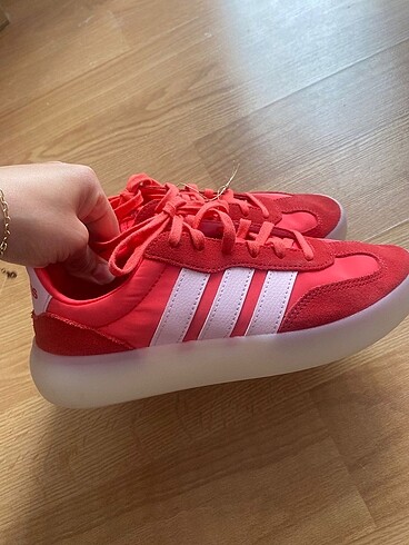 Adidas bi kere giyildi