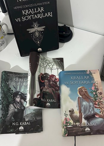 Krallar ve Soytarılar - N.G. Kabal Roman Seti