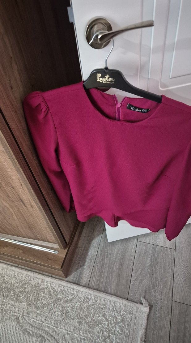 Bordo V Yaka Kısa Fırfırlı Bluz - Görsel 2