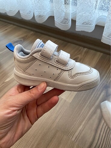 21 Beden beyaz Renk Adidas spor ayakkabi