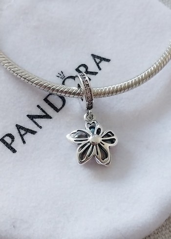  Beden Pandora Kiraz Çiçeği Sallantılı Charm