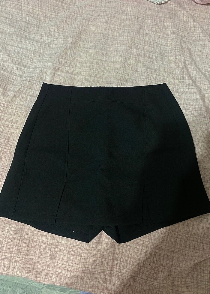 Çift yırtmaç detaylı siyah şort etek - Görsel 2