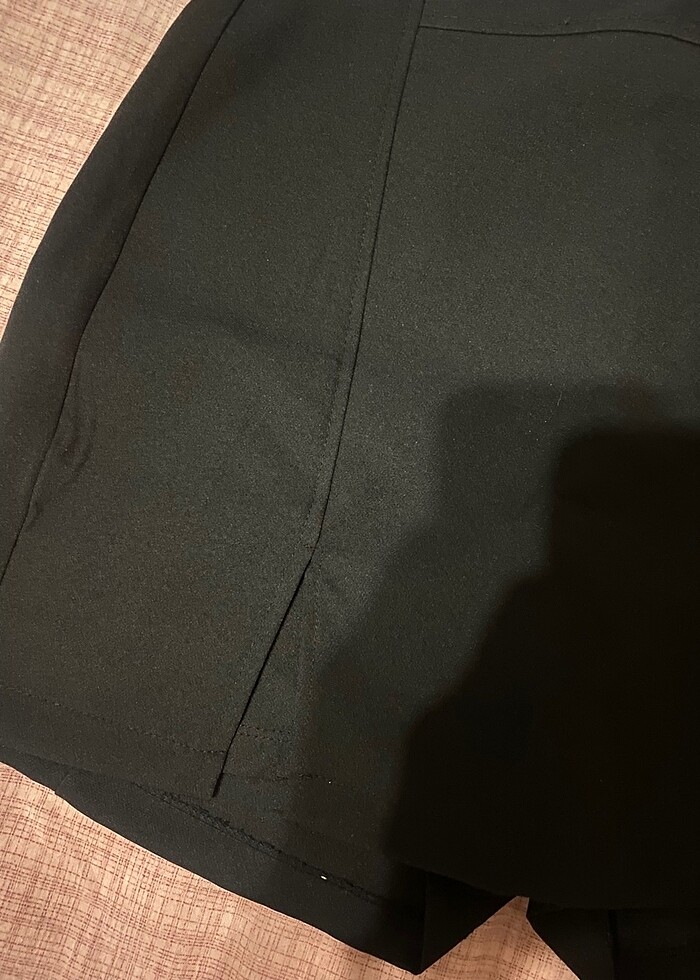 Çift yırtmaç detaylı siyah şort etek - Görsel 3