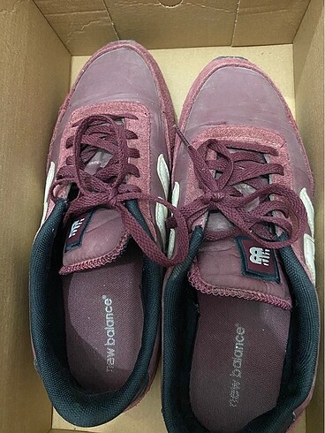 New Balance Fotoğrafta göründüğü gibi hafif kusurları var