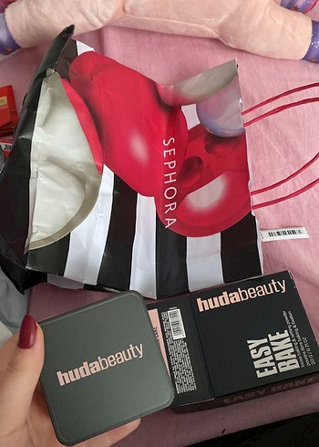 Huda Beauty Easy Bake Pudra - Görsel 2