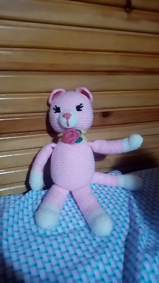 El örgüsü oyuncak kedi