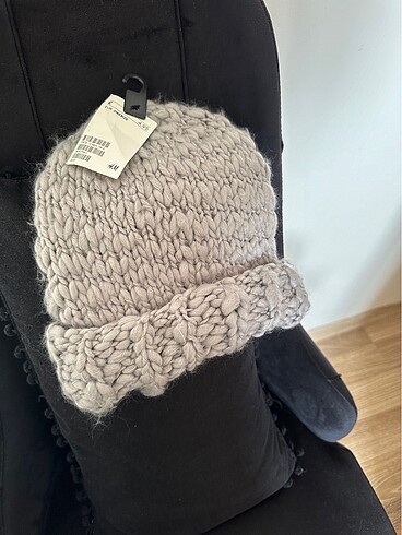 Sıfır etiketli H&M marka bere.